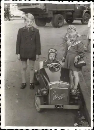 Ak Gorzów Wielkopolski Landsberg an der Warthe Ostbrandenburg ?, Kinder mit Spielzeugauto