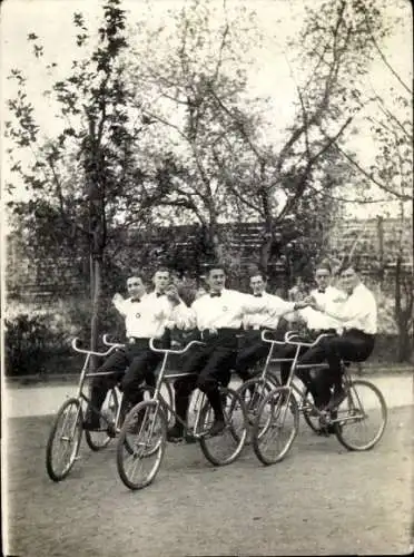 Foto Männer auf Fahrrädern