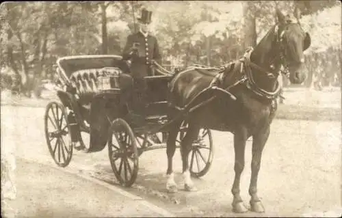 Foto Ak Kutsche auf einer Straße, Kutscher