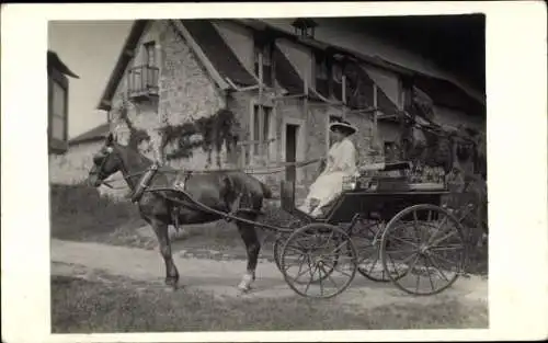 Foto Ak Frau auf einer Kutsche