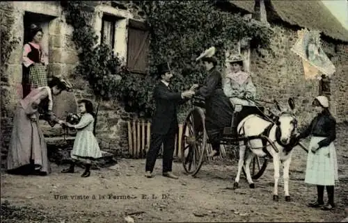 Ak Französische Tracht, Wohnhaus, Kutsche, Esel, Familientreffen