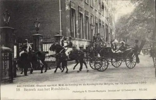 Ak Amsterdam Nordholland Niederlande, König und Königin von Belgien in einer Kutsche 1910