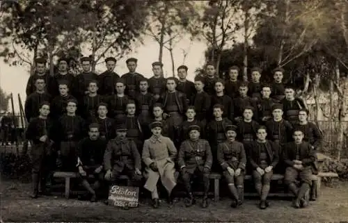 Foto Ak Französische Soldaten in Uniformen, Gruppenfoto, Jahre 1926-1927