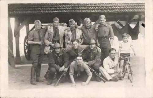 Foto Ak Französische Soldaten in Uniformen, Gruppenfoto, Junge mit Fahrrad