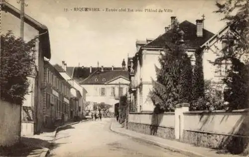 Ak Riquewihr Reichenweier Elsass Haut Rhin, Ostseiteneingang und Rathaus, Straßenansicht