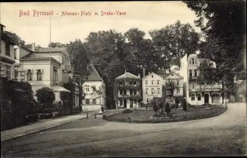 Ak Bad Pyrmont, Altenau-Platz mit Drake-Vase, Häuser