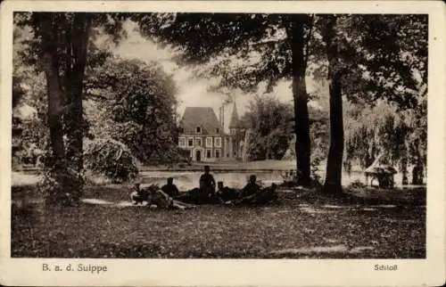 Ak Boult sur Suippe Marne, Soldaten im Park, Schloss