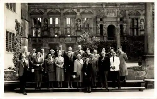 Foto Ak Heidelberg, Gruppenbild im Schlosshof