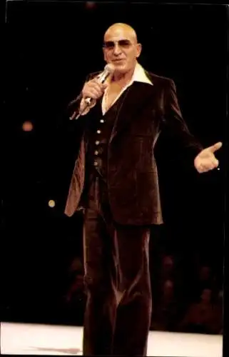 Ak Schauspieler Telly Savalas, Kojak, Standportrait, Mikrofon