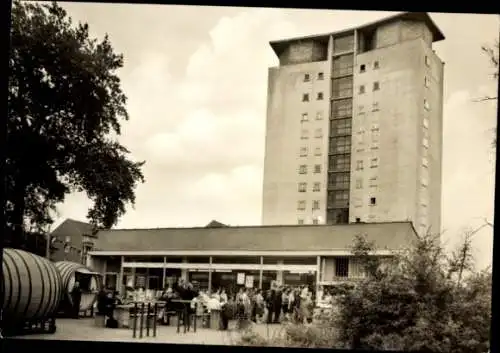 Ak Borna in Sachsen, Kaufhalle am Hochhaus