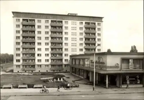 Ak Halle an der Saale, Paul Suhr Straße mit Hochhaus