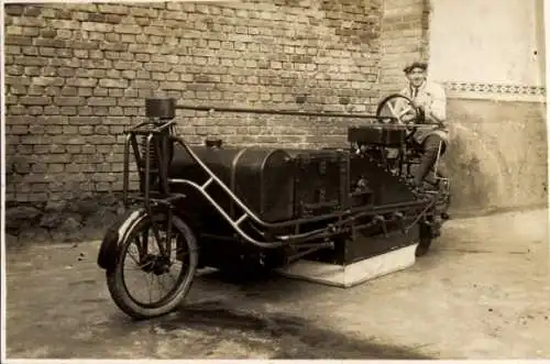 Foto Arbeiter auf einer Straßenbaumaschine