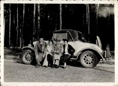 Foto Bad Düben an der Mulde Sachsen, Personen vor Hanomag Automobil, 1934