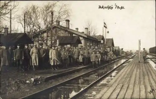 Foto Ak Dūkštos Dukschty Litauen, Deutsche Soldaten in Uniformen, Bahnhof, Gleisseite