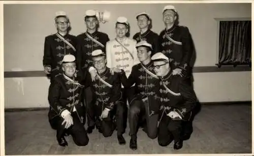 Foto Ak Gruppenfoto der Studenten in Uniformen