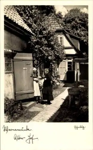 Ak Ostseebad Warnemünde Rostock, alter Hof, Frauen