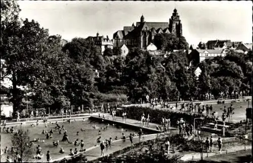 Ak Wetzlar an der Lahn, Städtisches Schwimmbad, Domblick