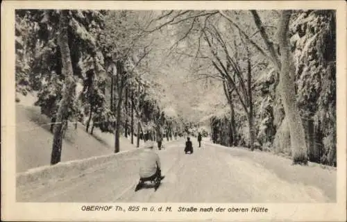 Ak Oberhof im Thüringer Wald, Straße nach der oberen Hütte, Winter, Schlittenfahrer