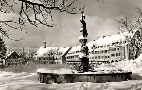 Ak Freudenstadt im Schwarzwald, Marktplatz mit Neptunbrunnen, Winter