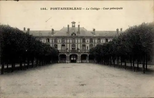 Ak Fontainebleau Seine et Marne, College, Cour principale