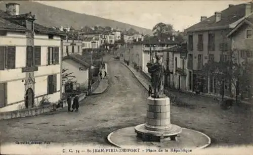 Ak Saint Jean Pied de Port Pyrénées Atlantiques, Place de la Republique