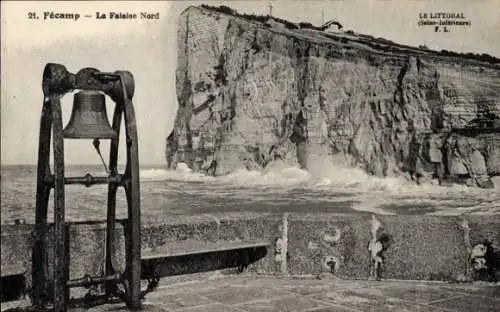 Ak Fécamp Seine Maritime, Les Falaises, vue prise de la Jetee Nord