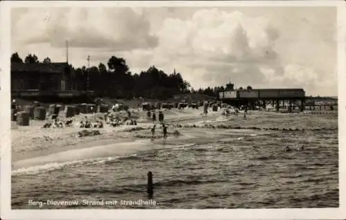 Ak Dziwnów Berg Dievenow in Pommern, Strand mit Strandhalle