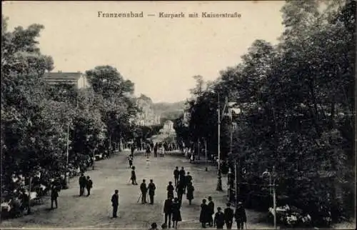 Ak Františkovy Lázně Franzensbad Reg. Karlsbad, Partie im Kurpark mit Kaiserstraße