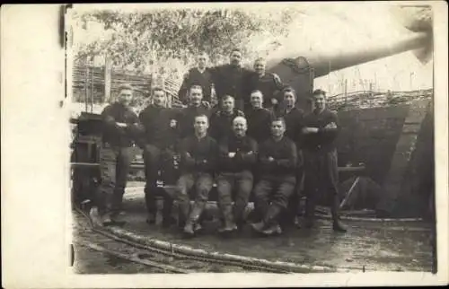 Foto Ak Frankreich, Männer vor einem großen Geschütz