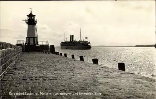 Ak Sassnitz auf Rügen, Mole mit Leuchtturm und Schwedenfähre