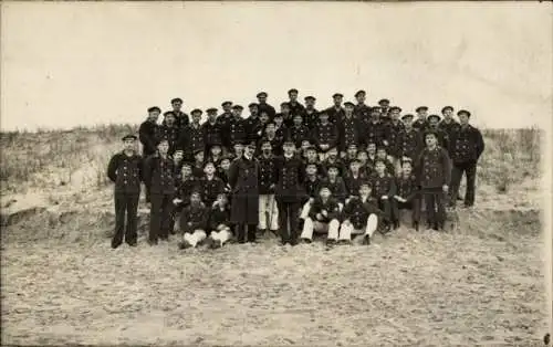 Foto Ak Besatzungsmitglieder, Kleiner Kreuzer S.M.S. Kolberg