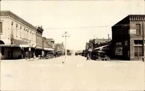 Foto Ak Colorado Texas USA, Straßenpartie, Geschäfte, Fassadenreklame Coca Cola