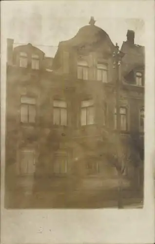 Foto Ak Netzschkau im Vogtland, Wohnhaus, Menschen am Fenster