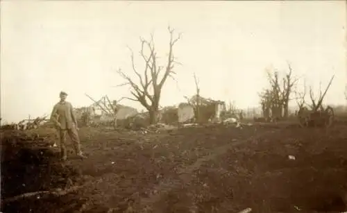 Foto Ak Verdun Meuse, Deutscher Soldat, Kriegszerstörungen, I WK