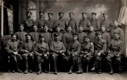 Foto Ak Augsburg in Schwaben, Deutsche Soldaten in Uniformen, Landsturm I. B. 18