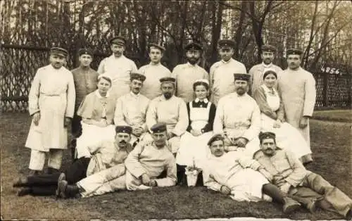 Ak Königsbrück in der Oberlausitz, Deutsche Soldaten, Krankenschwestern, Lazarett