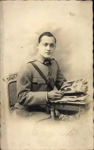 Ak Französischer Soldat in Uniform, Porträt, Zeitung, Schreibtisch