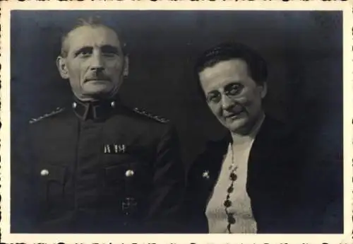 Foto Ak Deutscher Soldat in Uniform, Eisernes Kreuz, Portrait mit Frau