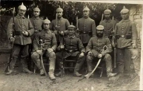 Foto Ak Deutsche Soldaten in Uniform, Bajonette, Pickelhauben, Gruppenbild