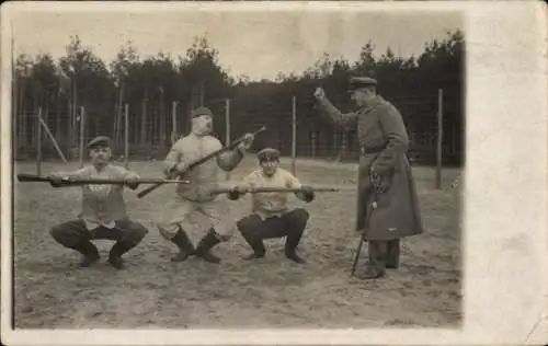 Foto Ak Deutsche Soldaten in Uniform, Turnübungen mit Gewehr