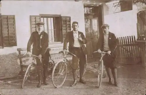 Foto Ak Drei junge Männer mit Fahrrädern, Fritz Moßner