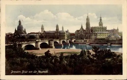 Ak Dresden Altstadt, Blick von der Neustadt, Brücke, Frauenkirche, Schloss, Hofkirche