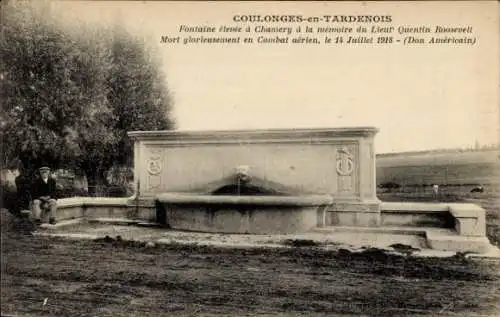 Ak Coulonges en Tardenois Aisne, Fontaine elevee a Chamery a la memoire du Lieut Quentin Roosevelt