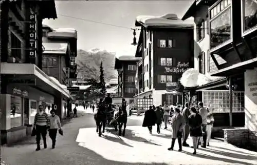 Ak Zermatt Kanton Wallis Schweiz, Dorfstraße, Passanten