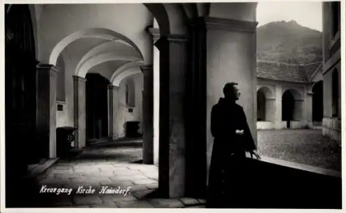 Ak Hejnice Haindorf Reg. Reichenberg, Kreuzgang der Kirche, Mönch
