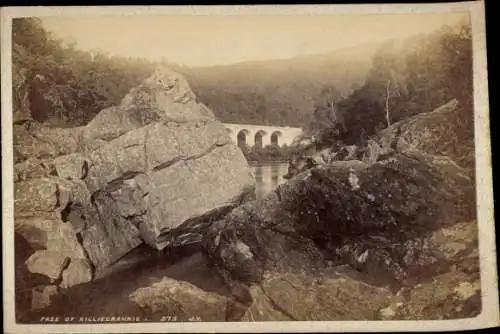 Kabinett Foto Killiecrankie Schottland, Landschaft mit Felsen, Brücke, 1894