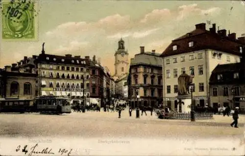 Ak Stockholm Schweden, Storkyrkobrinken, Denkmal, Straßenbahn