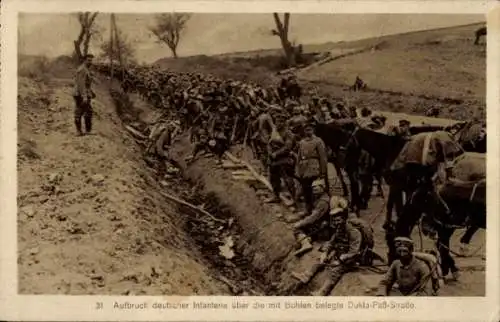 Ak Aufbruch deutscher Infanterie über die mit Bohlen belegte Dukla-Paß-Straße