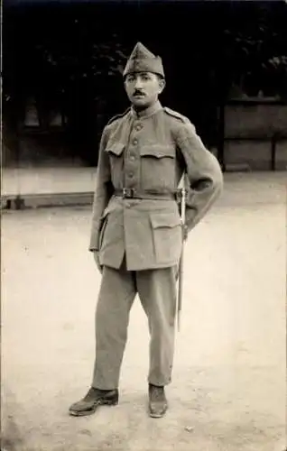 Foto Ak Französischer Soldat in Uniform, Porträt