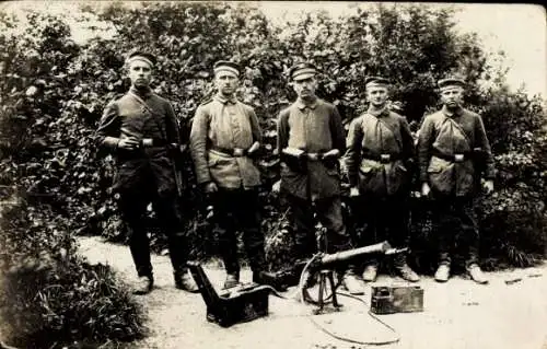 Foto Ak Deutsche Soldaten in Uniform, Maschinengewehr